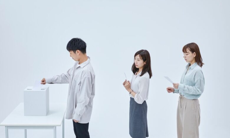 投票に並ぶ人々