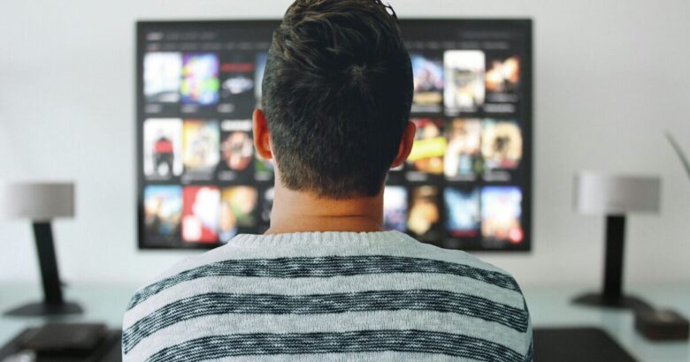 テレビを見ている人