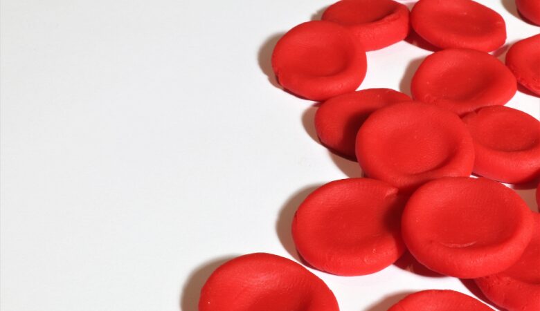 白い背景と赤い丸