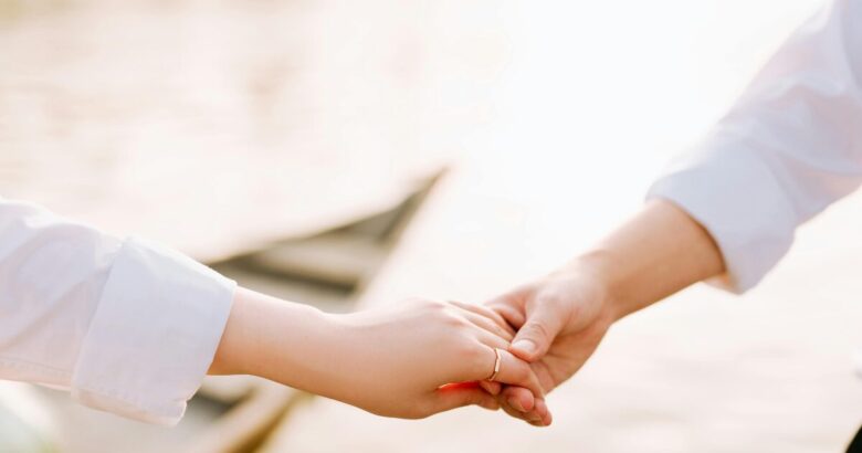 手を取り合う男女
