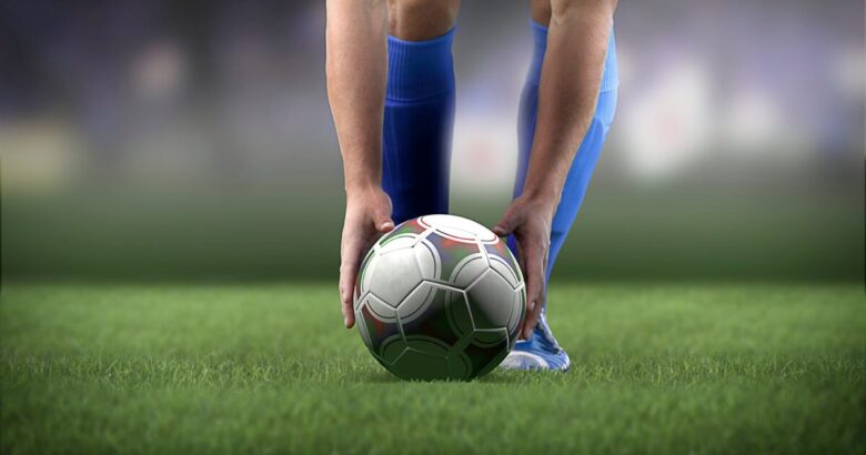 サッカーボールを置く手