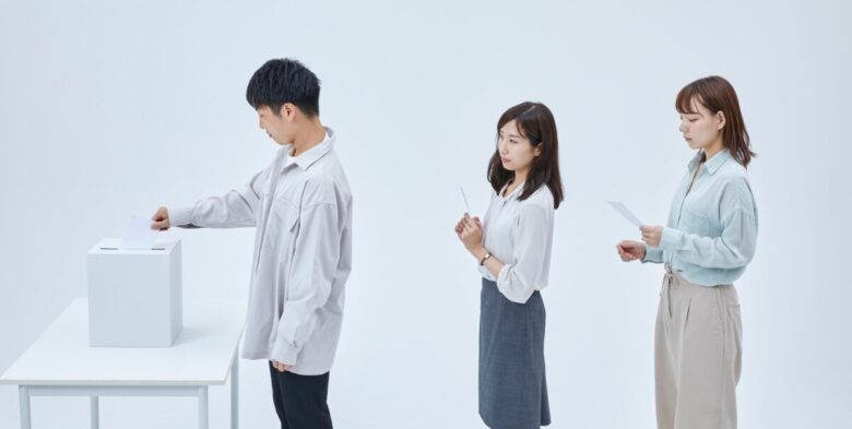 投票に並ぶ人々