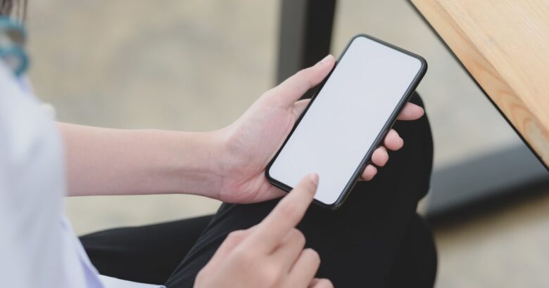 スマホを操作する人